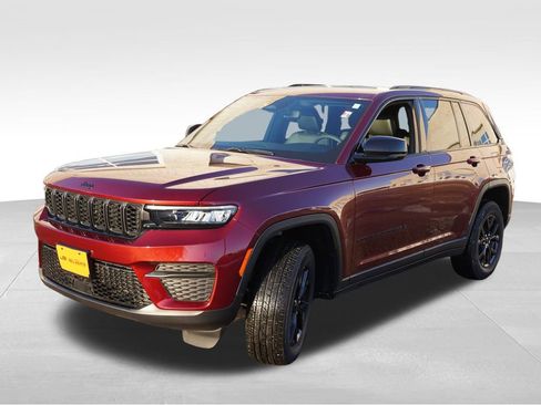 Certified 2025 Jeep Grand Cherokee Altitude image 11