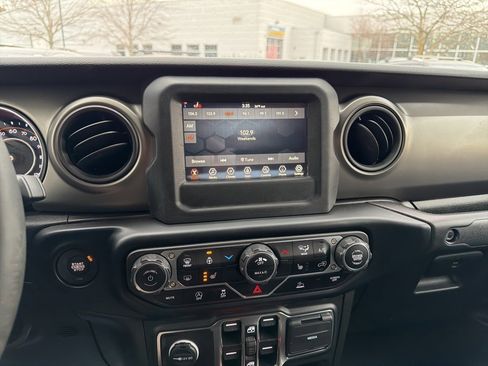 Used 2023 Jeep Gladiator Sport image 11