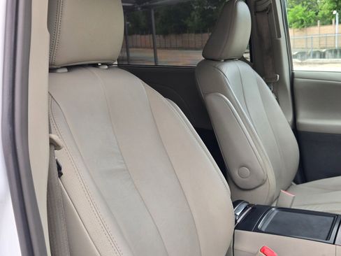 Used 2013 Toyota Sienna XLE w/ Premium Pkg image 28