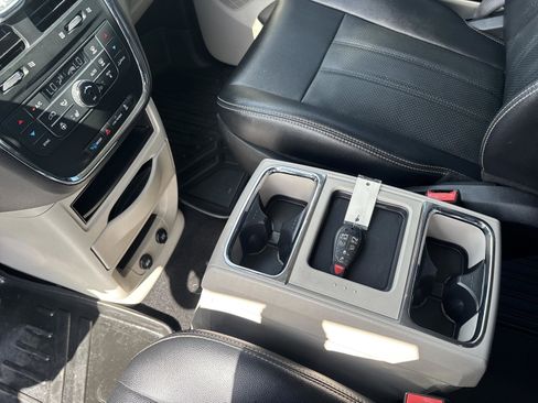 Used 2015 Chrysler Town & Country Touring-L w/ Driver Convenience Group image 6