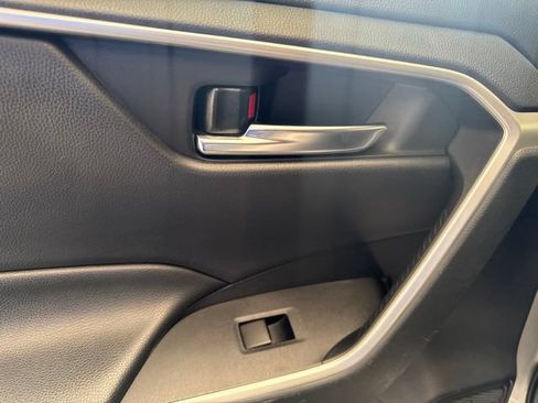 Used 2019 Toyota RAV4 XLE AWD/4WD image 9