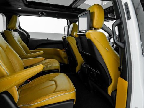 Used 2023 Chrysler Pacifica Pinnacle image 31