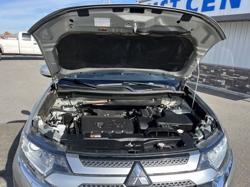 Used 2020 Mitsubishi Outlander SE image 28