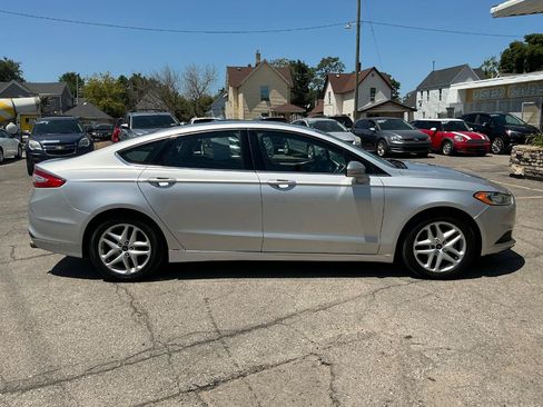Used 2016 Ford Fusion SE FWD image 2