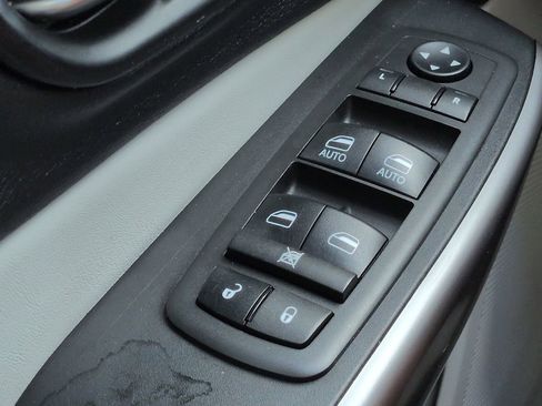 Used 2021 Jeep Cherokee Limited image 23