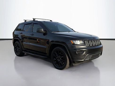 Used 2017 Jeep Grand Cherokee Altitude image 1