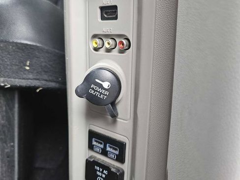 Used 2015 Chrysler Town & Country Touring-L w/ Driver Convenience Group image 16