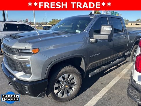 Used 2024 Chevrolet Silverado 2500 Custom w/ Custom Value Package image 2