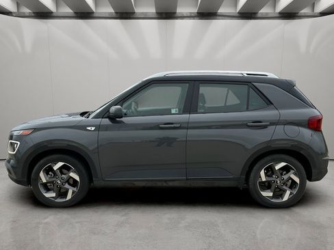 Used 2025 Hyundai Venue Limited image 2