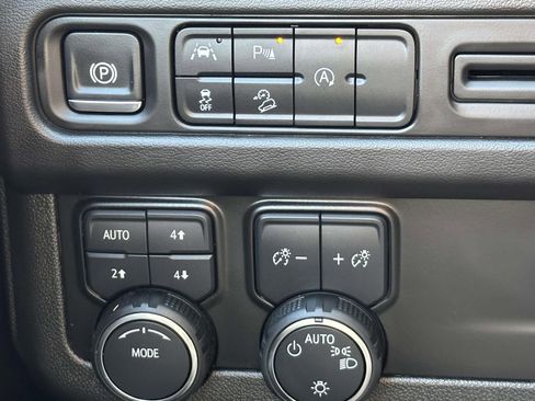 Certified 2024 Chevrolet Suburban Premier image 17