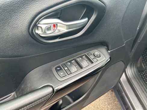 Used 2022 Jeep Cherokee Latitude Lux w/ Sun & Sound Group AWD/4WD image 12