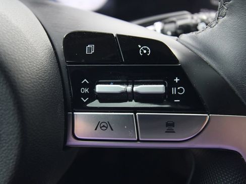 Used 2023 Hyundai Elantra Limited w/ Preferred Accessory Package FWD image 22