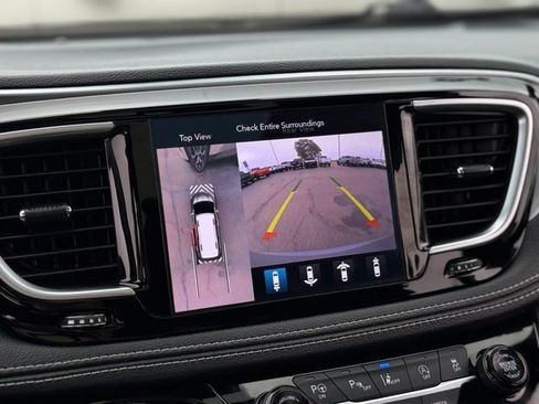 Used 2020 Chrysler Pacifica Limited FWD image 4