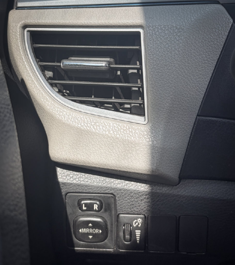 Used 2015 Toyota Corolla LE FWD image 5