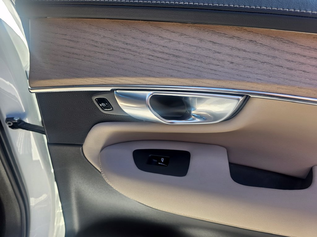 Certified 2025 Volvo XC90 B5 Plus AWD/4WD image 36
