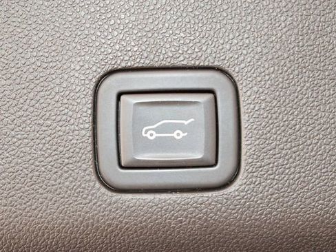 Used 2023 GMC Yukon SLT w/ SLT Luxury Package AWD/4WD image 17