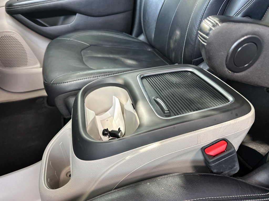 Used 2022 Chrysler Pacifica Touring-L w/ Uconnect Theater Family Group FWD image 27