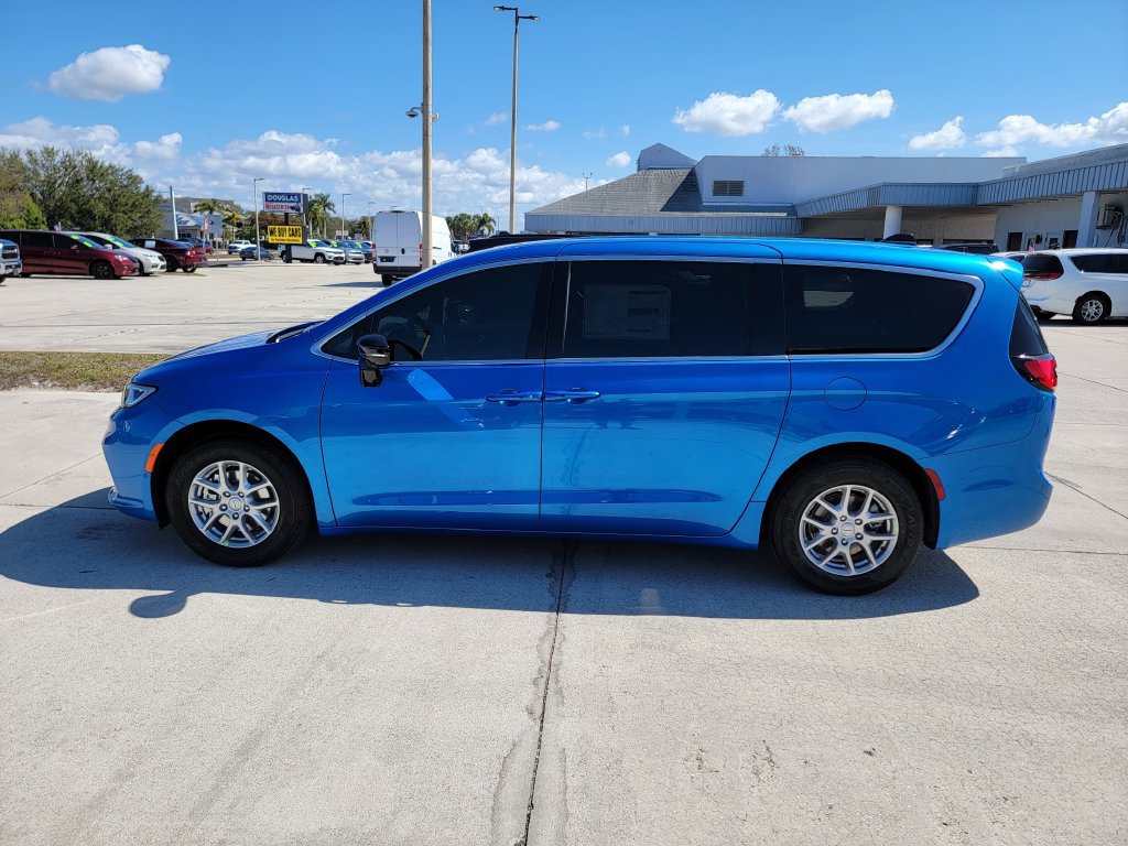New 2026 Chrysler Pacifica Select FWD image 2