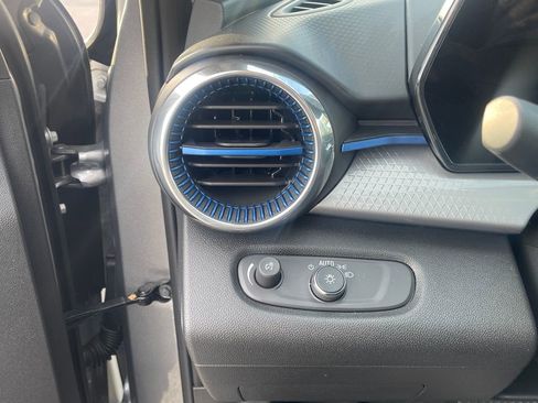 Used 2025 Chevrolet Trax LT image 18