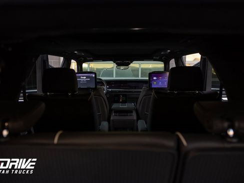 Used 2025 Cadillac Escalade Sport Platinum w/ LPO, ONYX Package image 19