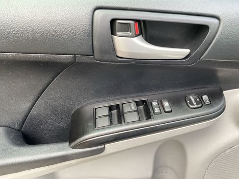 Used 2012 Toyota Camry LE FWD image 19