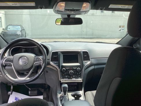 Used 2018 Jeep Grand Cherokee Laredo AWD/4WD image 30