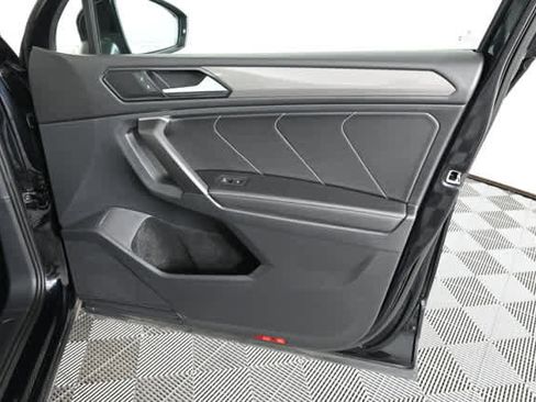 Used 2024 Volkswagen Tiguan SE w/ Panoramic Sunroof Package image 13