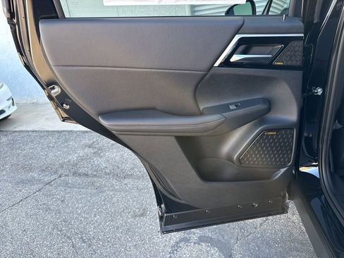 New 2025 Mitsubishi Outlander SE image 30