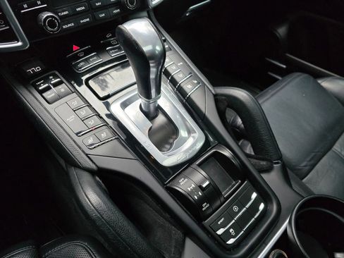 Used 2017 Porsche Cayenne Platinum Edition image 30