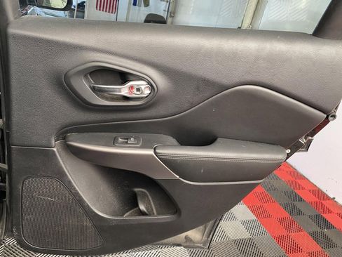 Used 2019 Jeep Cherokee Limited image 10