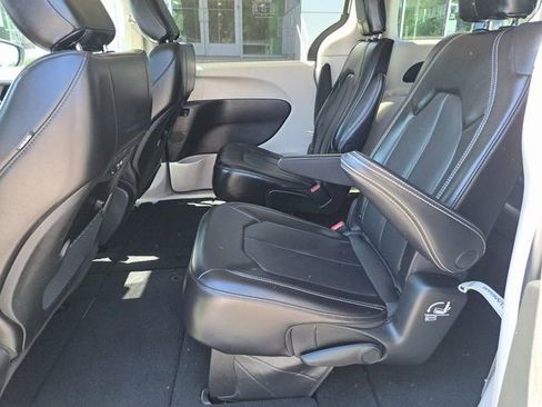 Used 2023 Chrysler Pacifica Touring-L FWD image 25
