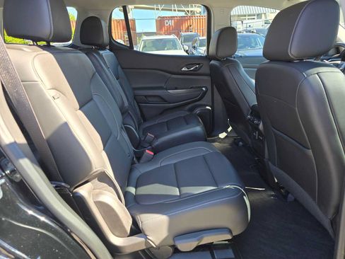 Used 2022 GMC Acadia SLT w/ Technology Package AWD/4WD image 11