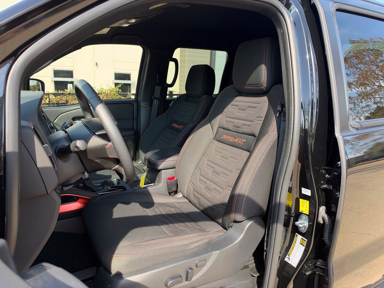 Used 2025 Nissan Frontier PRO-4X AWD/4WD image 8