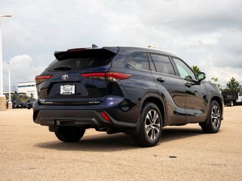 Used 2022 Toyota Highlander XLE AWD/4WD image 7