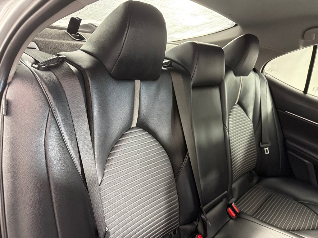 Used 2020 Toyota Camry SE FWD image 21