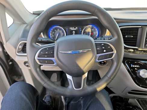 Used 2018 Chrysler Pacifica Touring Plus w/ Tire & Wheel Group FWD image 14