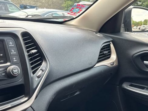 Used 2015 Jeep Cherokee Sport FWD image 28
