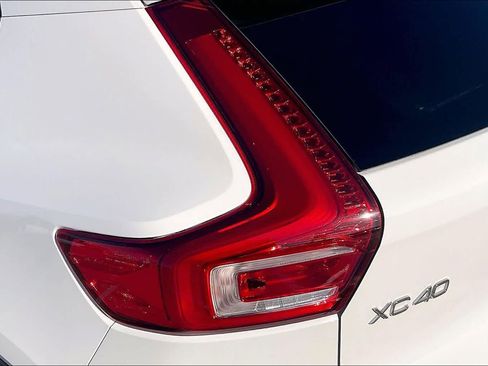 Used 2019 Volvo XC40 T5 Momentum image 32