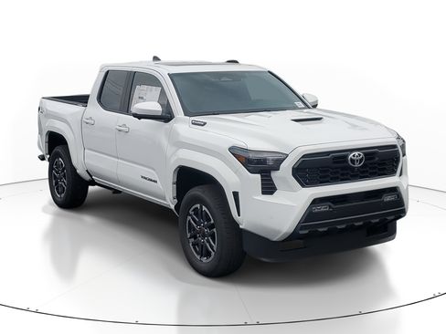 Certified 2025 Toyota Tacoma TRD Sport image 3