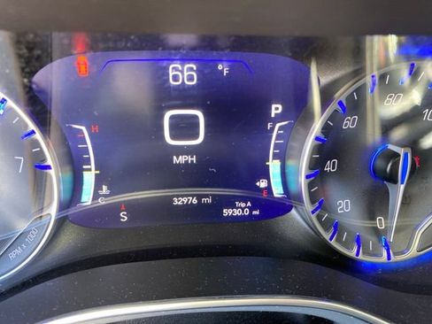 Used 2025 Chrysler Pacifica Limited FWD image 23