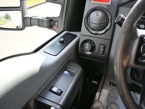 Used 2015 Ford F550 4x4 Regular Cab Super Duty image 11