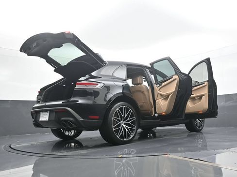 Certified 2025 Porsche Macan AWD/4WD image 27