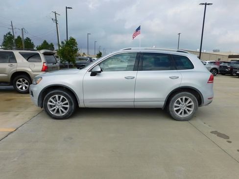 Used 2014 Volkswagen Touareg Sport image 4