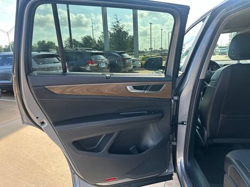 Used 2025 Volkswagen Atlas SE AWD/4WD image 12