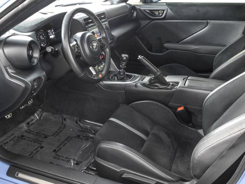 Used 2022 Toyota GR86 Premium w/ ALL Weather Mat Package (TMS) RWD image 6