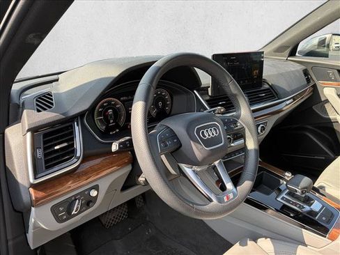 Used 2024 Audi Q5 e Prestige w/ Prestige Package AWD/4WD image 6