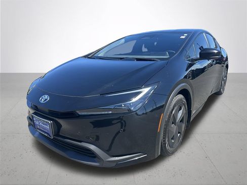 Used 2026 Toyota Prius LE AWD/4WD image 2