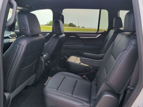 Used 2026 GMC Acadia Elevation w/ Elevation Premium Package FWD image 25