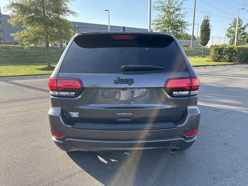 Used 2017 Jeep Grand Cherokee Altitude RWD image 8