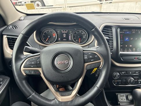 Used 2016 Jeep Cherokee Latitude FWD image 22